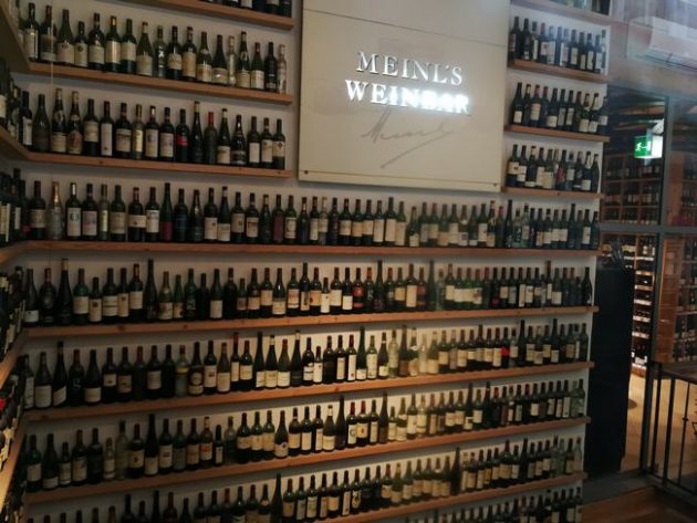 Blick auf eine Wand mit vielen Weinflaschen