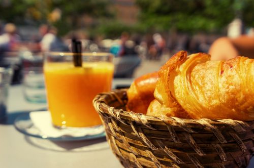 Frühstück im Freien, CC0 Public Domain, Up-Free/Pixabay