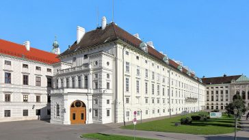 Westansicht des Leopoldinischen Traktes der Hofburg in der österreichischen Bundeshauptstadt Wien.
