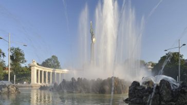 Russisches Denkmal am Schwarzenbergplatz (1. Bezirk) mit Wasserfontäne
