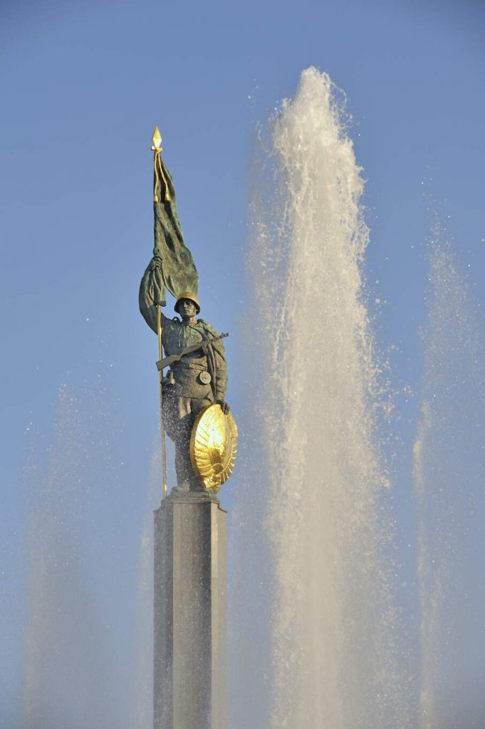 Russisches Denkmal, Soldat an der Spitze des Denkmals