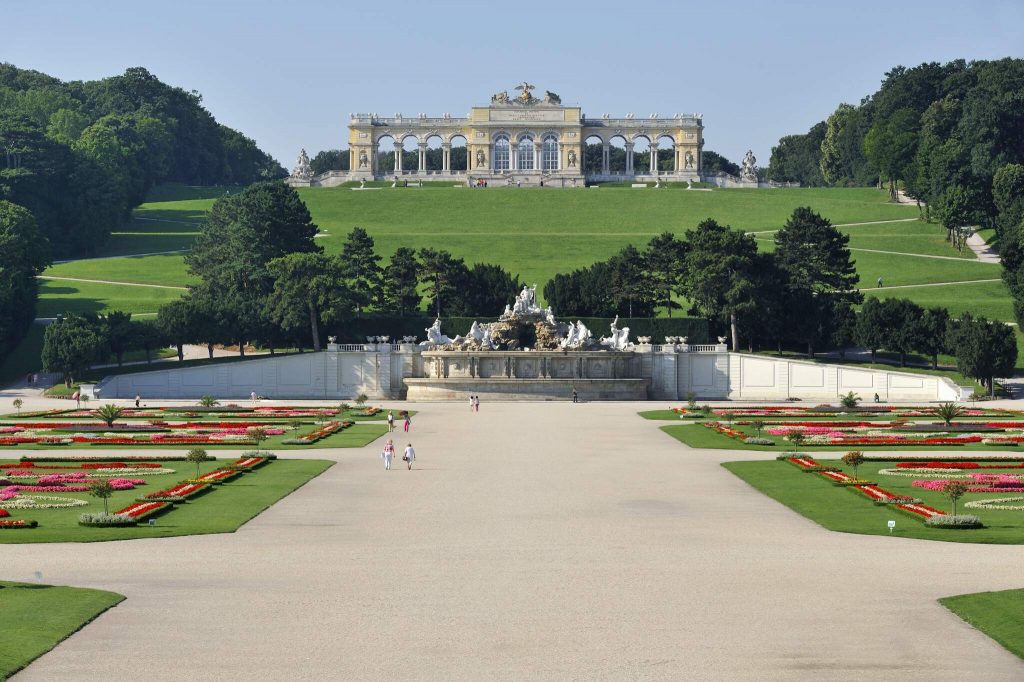 Gloriette vom Schlosspark in Schönbrunn gesehen.