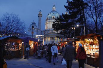 Adventmarkt auf dem Karlsplatz mit Blick auf die Karlskirche.