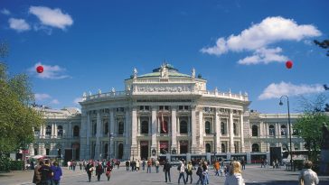 Wiener Burgtheater vor dem Rathausplatz