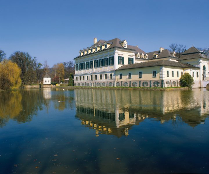 Schlossvilla Schloss Laudon mit Teich in Wien-Huetteldorf