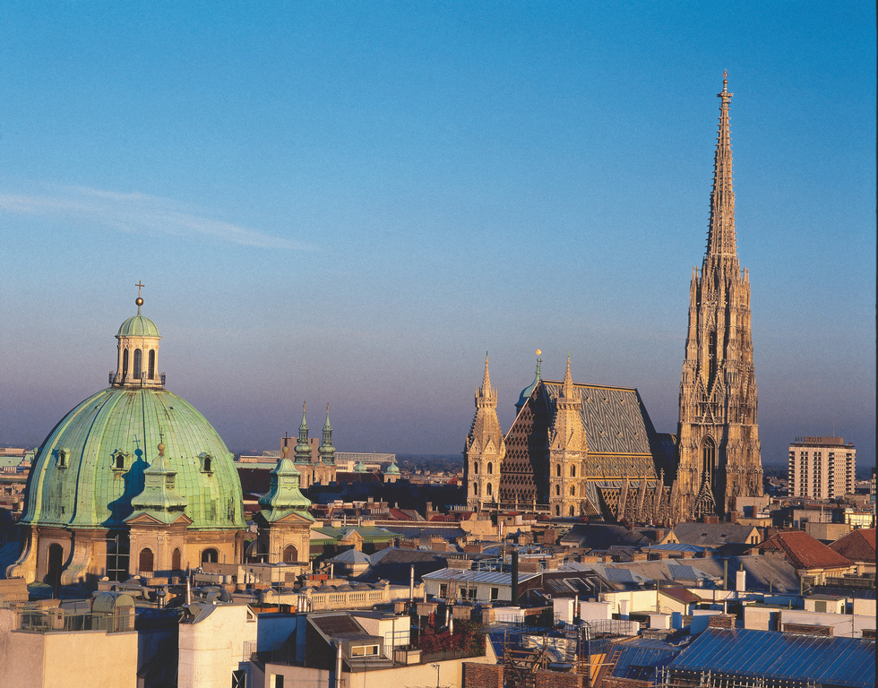 Wiener Innenstadt mit Blick auf Peterskirche und Stephansdom.