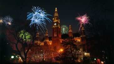 Neujahrsfeier mit Feuerwerk am Rathausplatz.