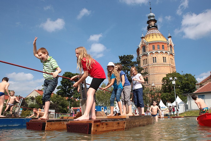 Wiener Wasserfest, Kinder auf Floßen auf dem Wasser