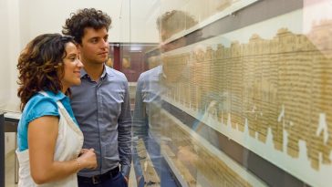 Zwei Personen vor Ausstellungsvitrine im Papyrusmuseum, Heldenplatz, Neue Burg, 1010 Wien
