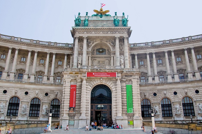 Eingangsbereich der Österreichischen Nationalbibliothek am Heldenplatz