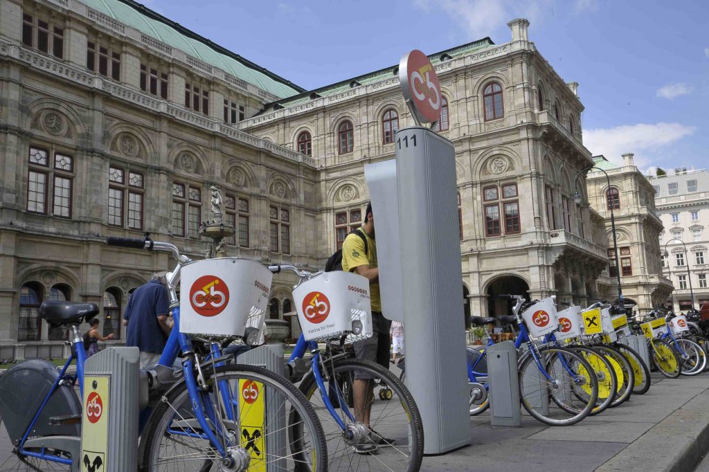 Citybike-Station vor Wiener Staatsoper am Ring (1. Bezirk)