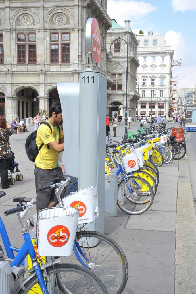 Citybike-Nutzer vor Wiener Staatsoper am Ring (1. Bezirk)