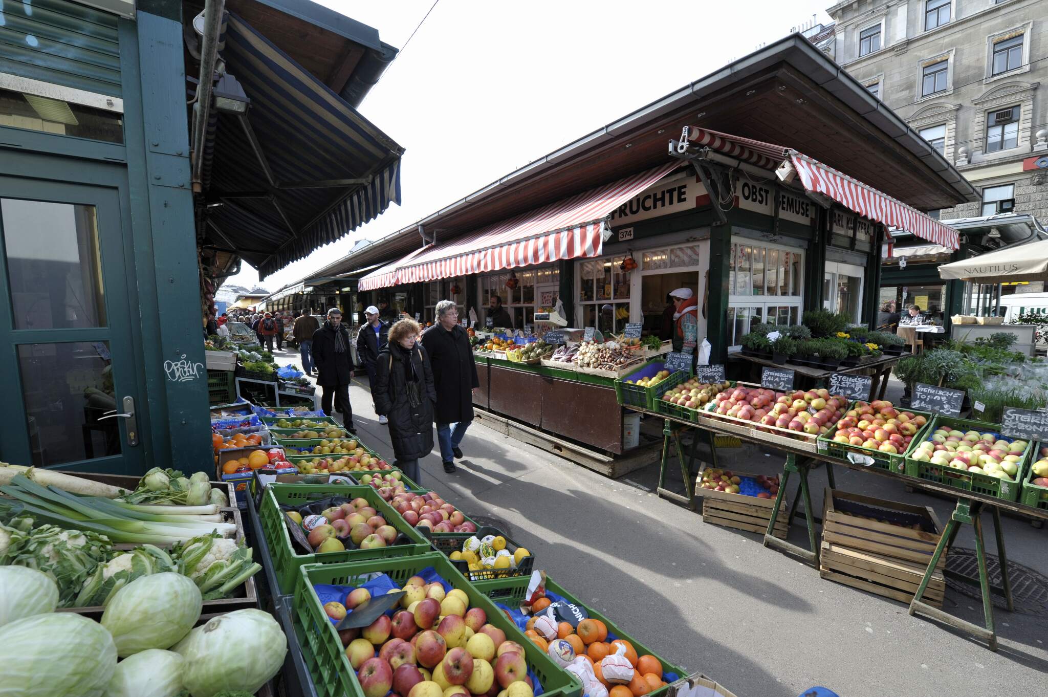 Obst- und Gemüsestände am Naschmarkt (4., Wienzeile)