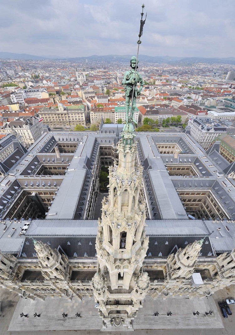 Das Wiener Rathaus von oben/Vogelperspektive mit dem Rathausmann