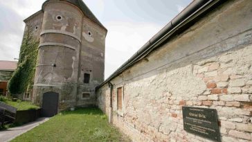 Schloss Neugebäude mit Otmar Brix-Tafel (11. Bezirk)