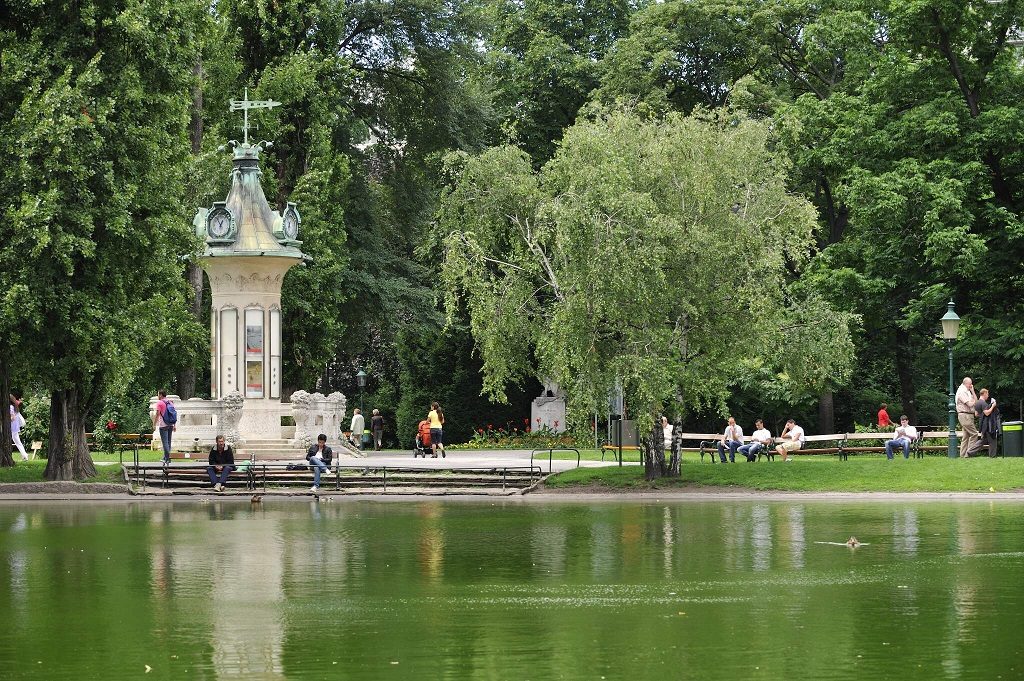 Teich mit Spaziergängern im Wiener Stadtpark