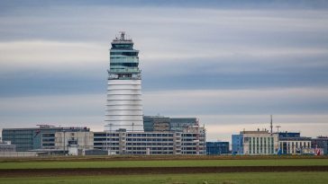 Kontrolltower des Flugshafens von außen gesehen
