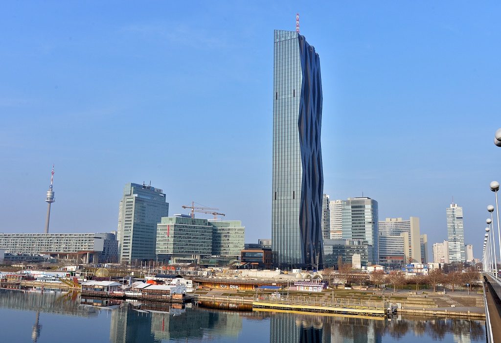 Anblick des DC-Towers, dem höchsten Gebäude Österreichs