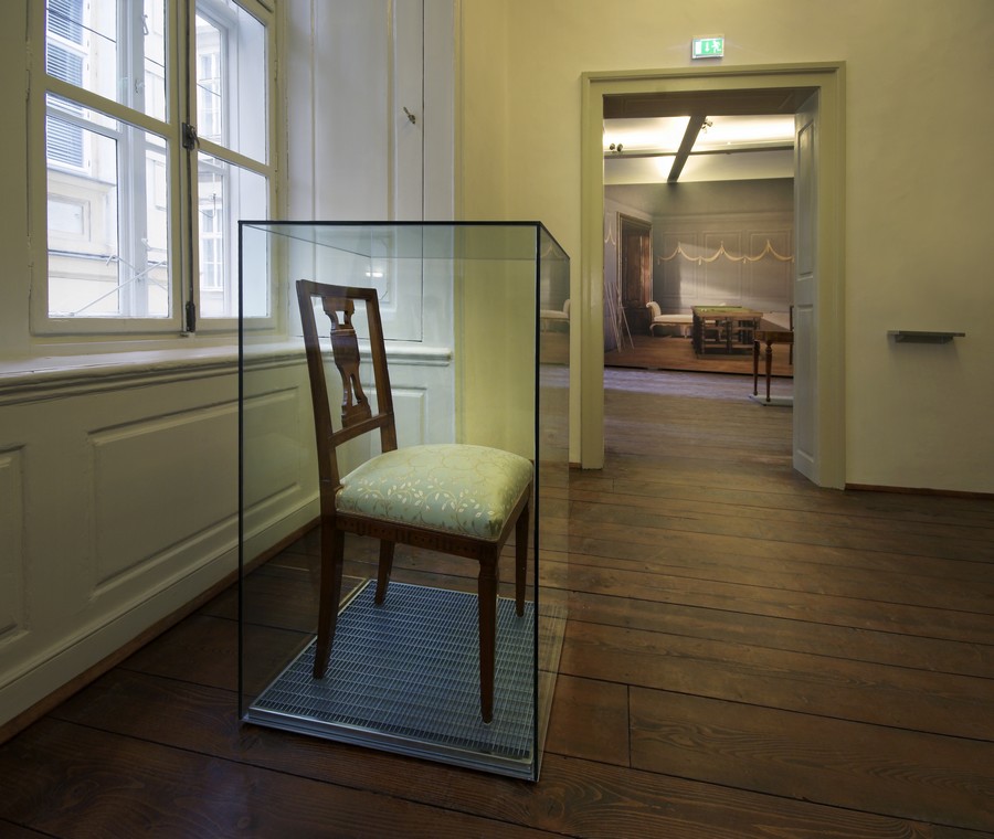Gästezimmer mit historischem Möbelstück aus Mozarts Zeit,