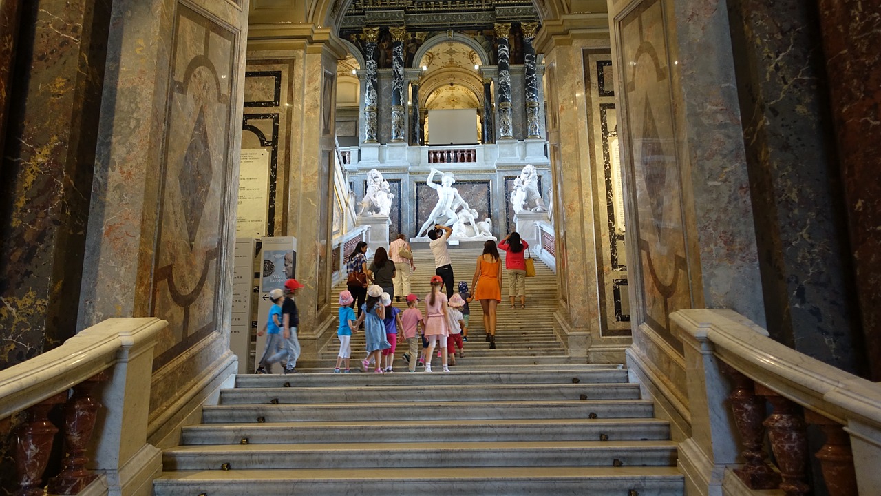 Treppenaufgang historisches Gebäude mit Kindern