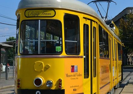 die gelbe Wiener Ring Tram in Fahrt