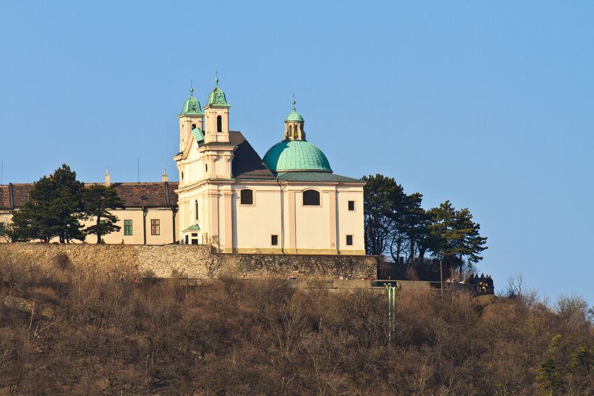 Außenansicht der Kirche am Leopoldsberg oberhalb der Stadt