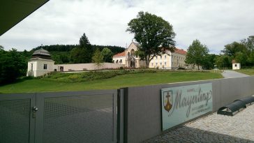 Blick auf das Karmel Mayerling, Jagdschloss von Kronprinz Rudolf