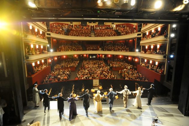 Volksoper Wien Schlussaplaus My Fair Lady: Blick von der Bühne in den Zuschauerraum