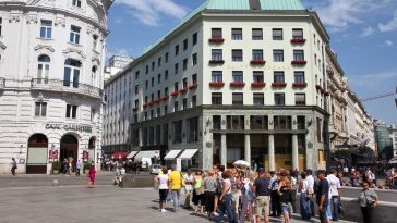 Touristengruppe auf dem Michaelerplatz