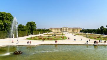 Blick über den Schlosspark Schönbrunn mit vielen Menschen im Park