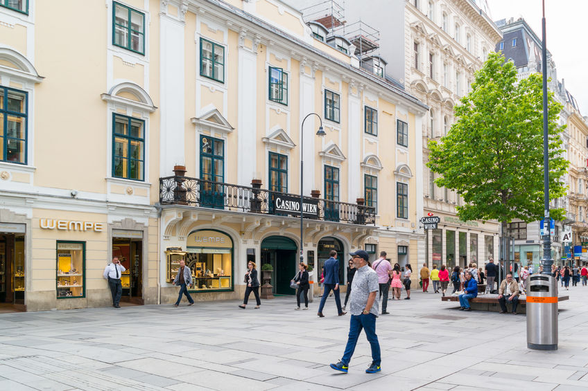 people walking and shopping in karntnerstrasse