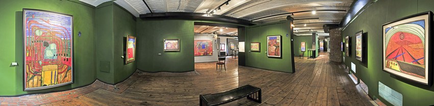 Ausstellungsbereich mit vielen Gemälden im Hundertwasserhaus