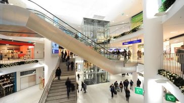 Treppen und Besucher im Einkaufszentrum BahnhofCity