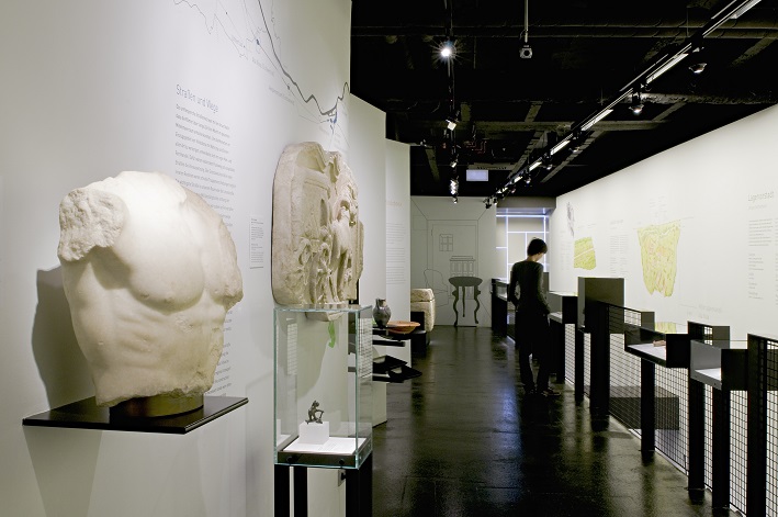 Dauerausstellung im Museum mit Besucherin