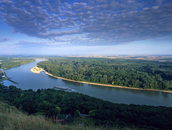 Luftaufnahme der Donau-Auen, Donau und Wälder
