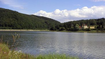Anblick des Wienerwaldsees und eines Hauses am anderen Ufer des Sees
