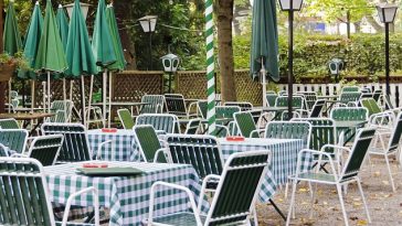 Leerer Biergarten in grün und weiß - empty beer garden