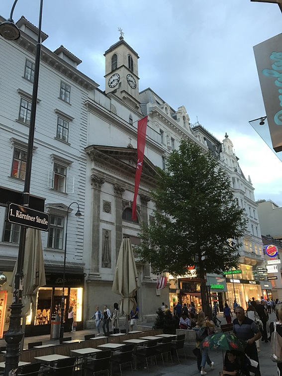 Malteserkirche auf der Kärtner Straße mit Fußgängern