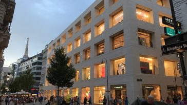 Einkaufszentrum in der Kärntnerstraße abendlich hell beleuchtet