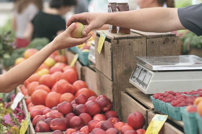 Bauernmarkt mit Obstkörben