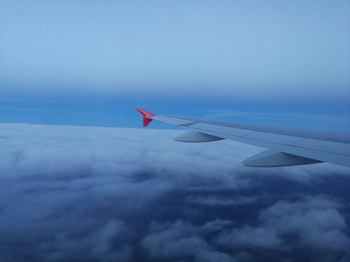 Flugzeugflügel über den Wolken
