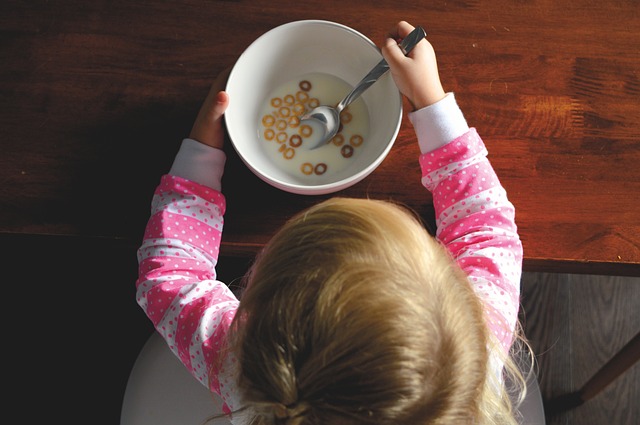 Kinder bei Frühstück Müsli