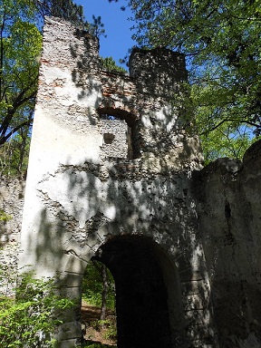 Turm einer alten Burgruine