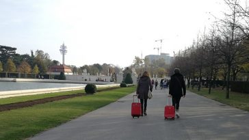 2 Touristen mit Rollkoffern