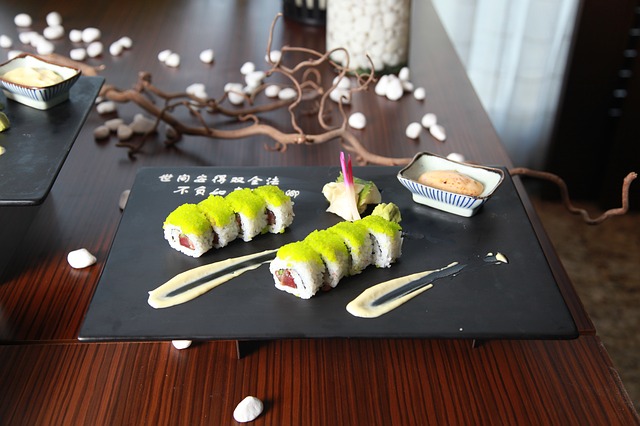 Restaurant mit Teller und Sushi 