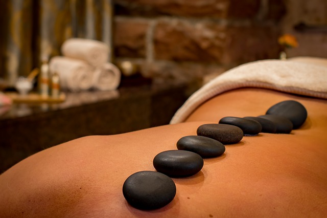 Massage mit heißen Steinen am Rücken