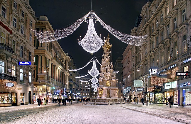 Die Einkaufsstraße "Graben" im Winter und mit einer Weihnachtsbeleuchtung