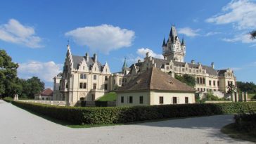 Außenansicht des historischen Schlossgebäudes