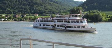 Schiff welches auf der Donau fährt.
