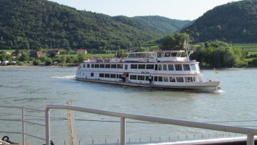 Schiff welches auf der Donau fährt.